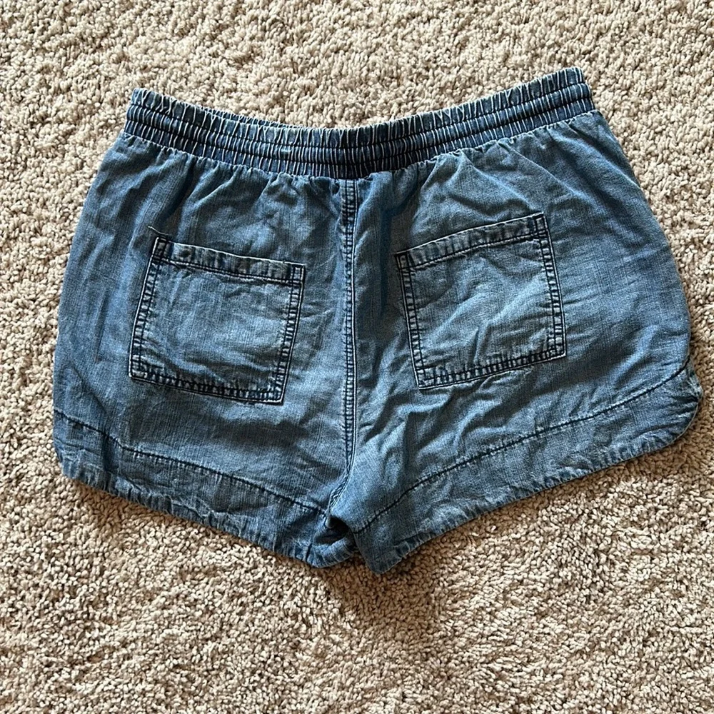 Universal Thread Stretch Shorts - Picture 2 of 5